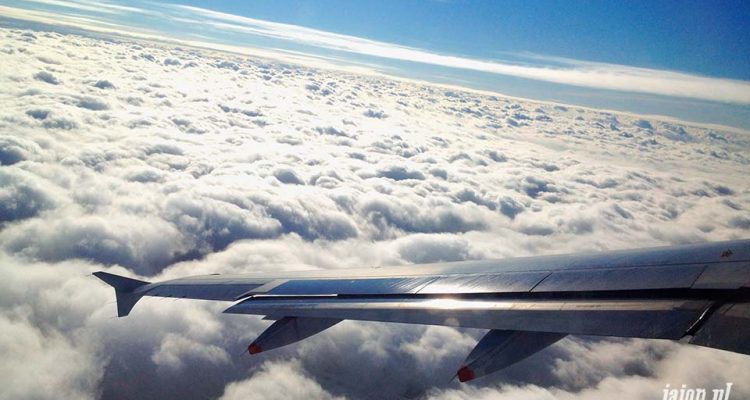 blog_o_ameryce_usa_samolot_skrzydlo_odlot_lotnisko_chmury_niebo